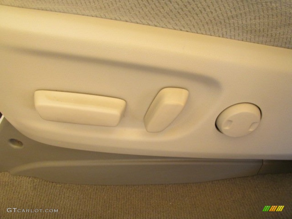 2011 Sienna LE AWD - Super White / Light Gray photo #10