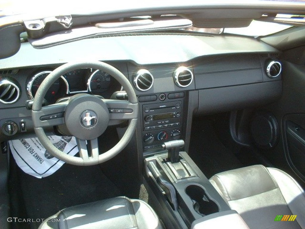 2005 Ford Mustang V6 Premium Convertible Dark Charcoal Dashboard Photo #82617384