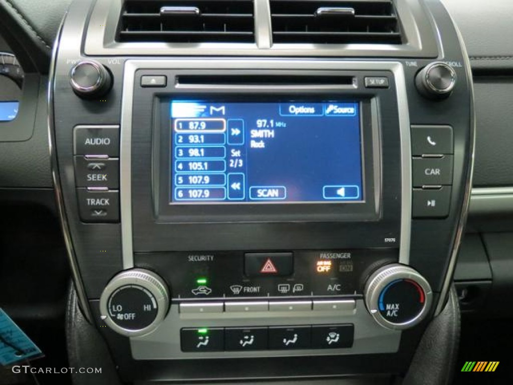 2013 Toyota Camry SE Controls Photo #82621593