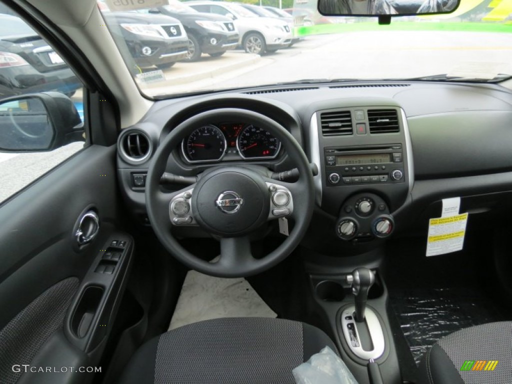 2014 Nissan Versa 1.6 SV Sedan Charcoal Dashboard Photo #82622060
