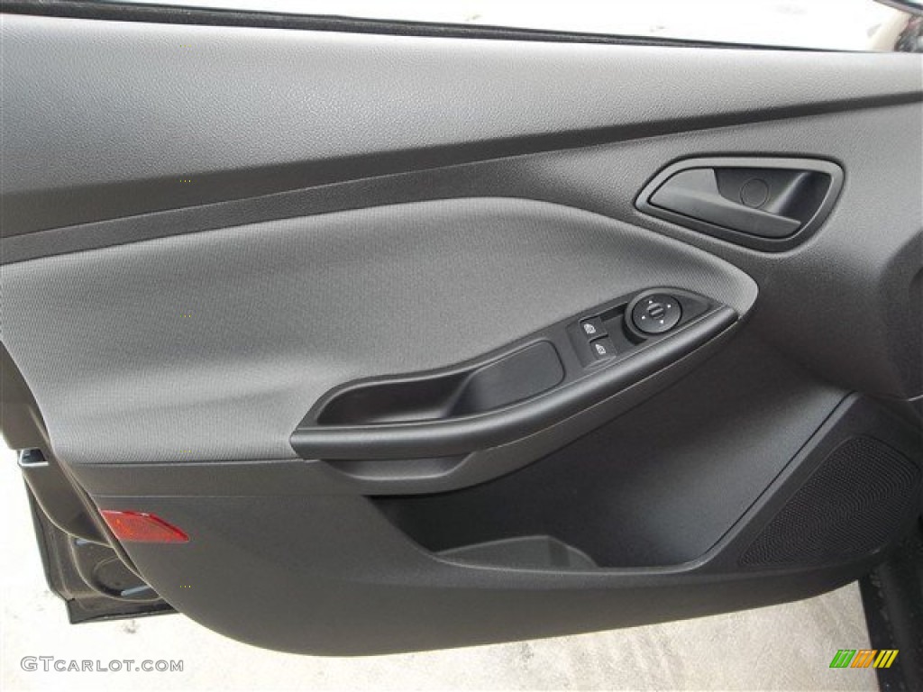 2013 Focus S Sedan - Tuxedo Black / Charcoal Black photo #17