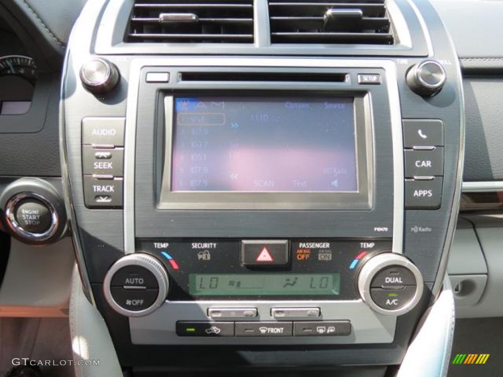 2013 Toyota Camry XLE Controls Photo #82623809