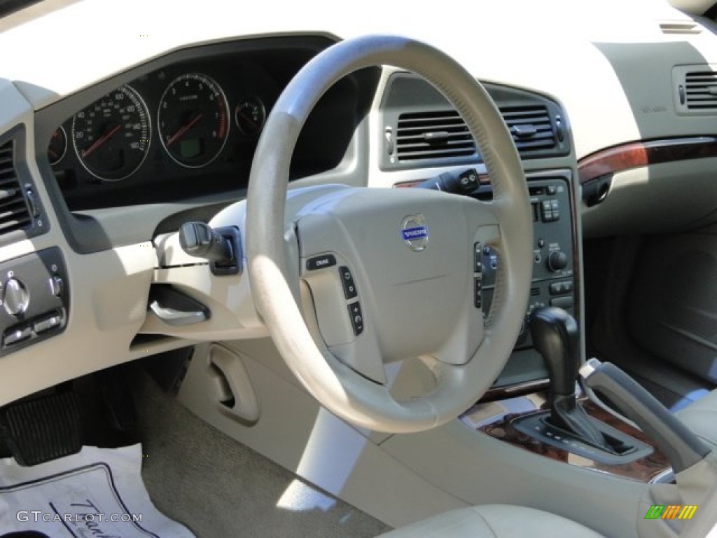 2005 V70 2.4 - Ice White / Taupe/Light Taupe photo #24