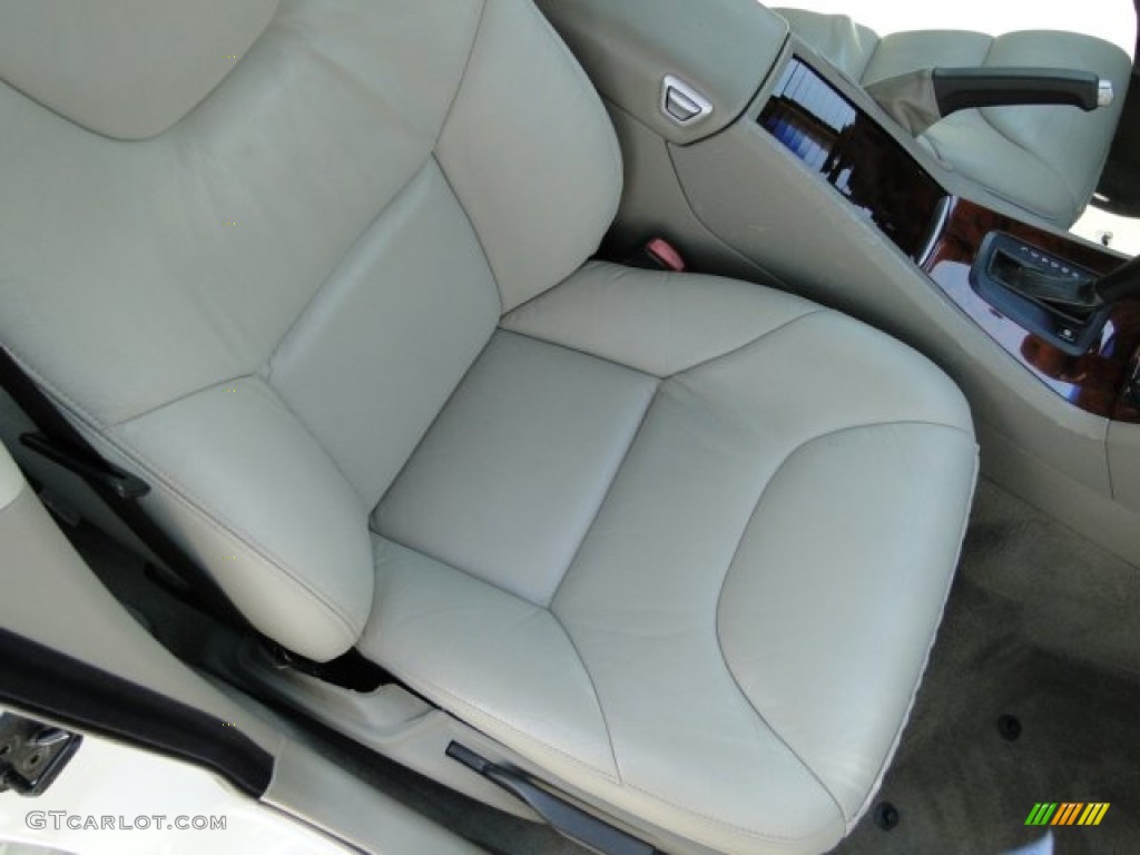 2005 V70 2.4 - Ice White / Taupe/Light Taupe photo #25