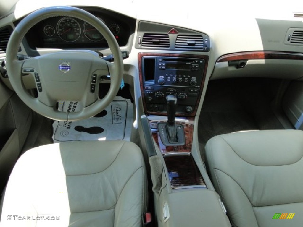 2005 V70 2.4 - Ice White / Taupe/Light Taupe photo #36