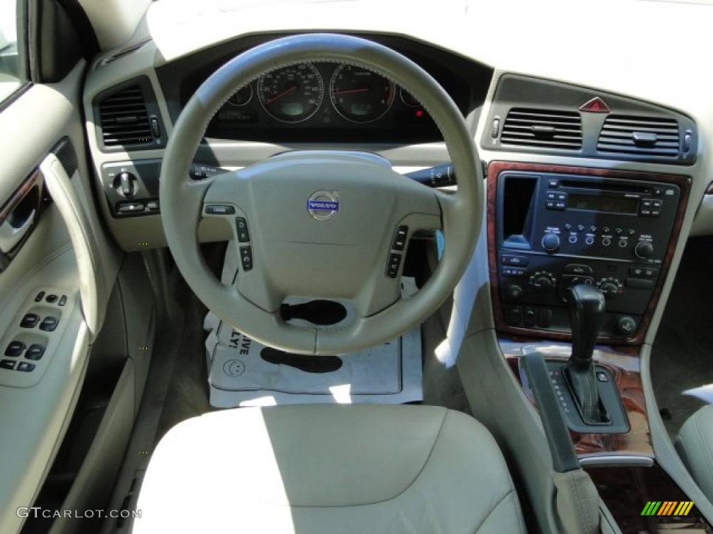 2005 V70 2.4 - Ice White / Taupe/Light Taupe photo #37