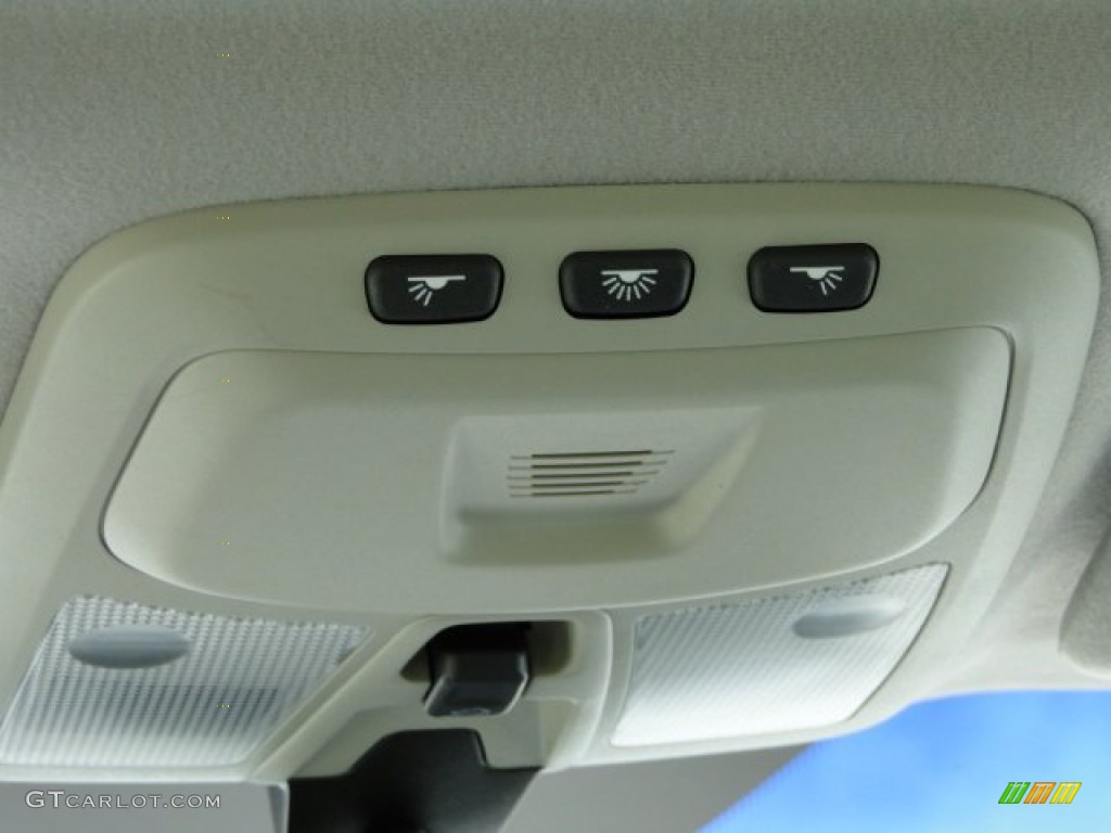 2005 V70 2.4 - Ice White / Taupe/Light Taupe photo #39