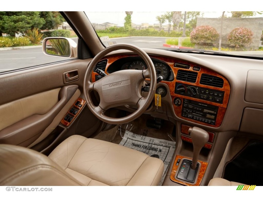 1995 Toyota Camry XLE V6 Sedan Beige Dashboard Photo #82634192