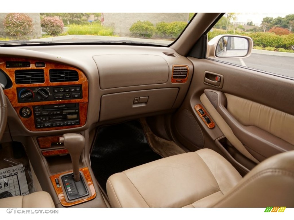 1995 Toyota Camry XLE V6 Sedan Beige Dashboard Photo #82634212