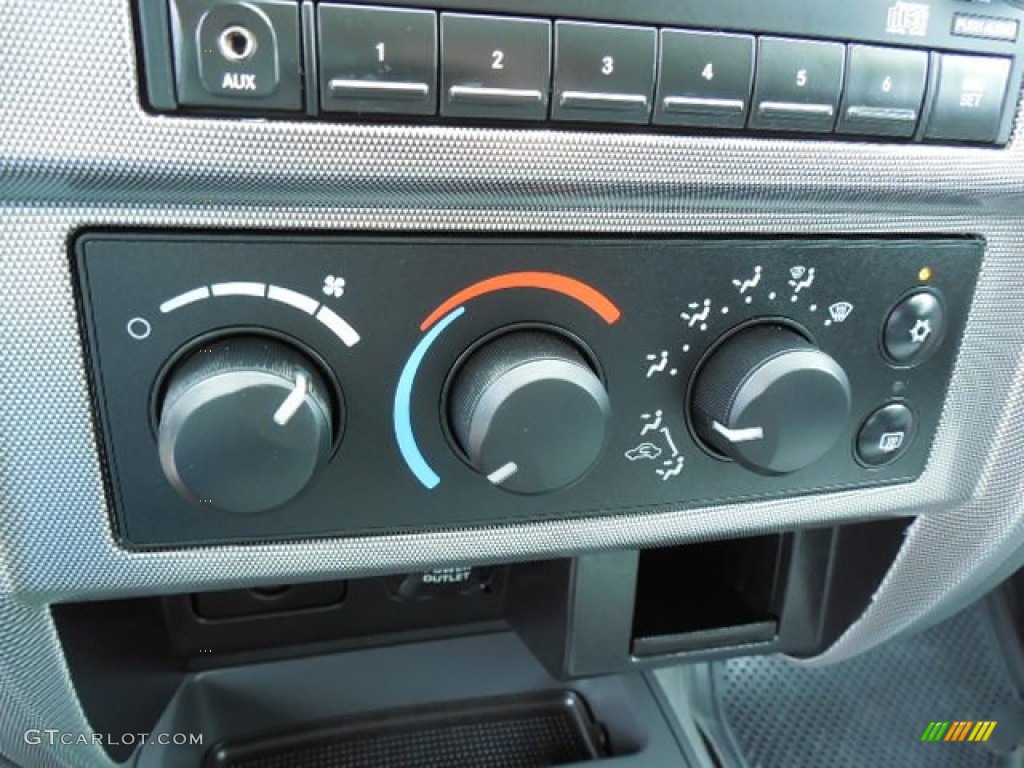 2006 Dodge Dakota SLT Sport Club Cab Controls Photo #82634681
