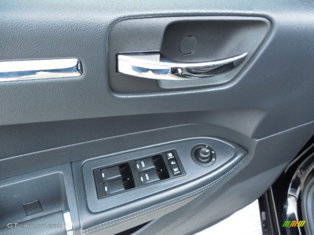 2010 300 300S V6 - Black / Dark Slate Gray photo #17