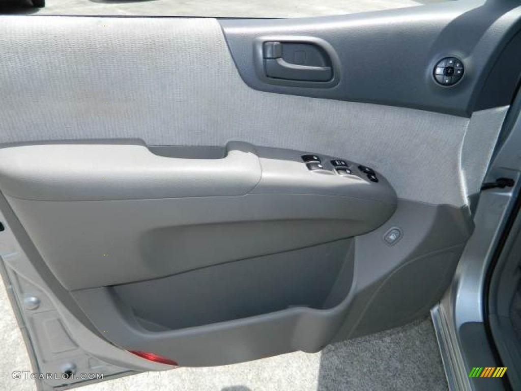 2006 Sedona LX - Silver / Gray photo #15