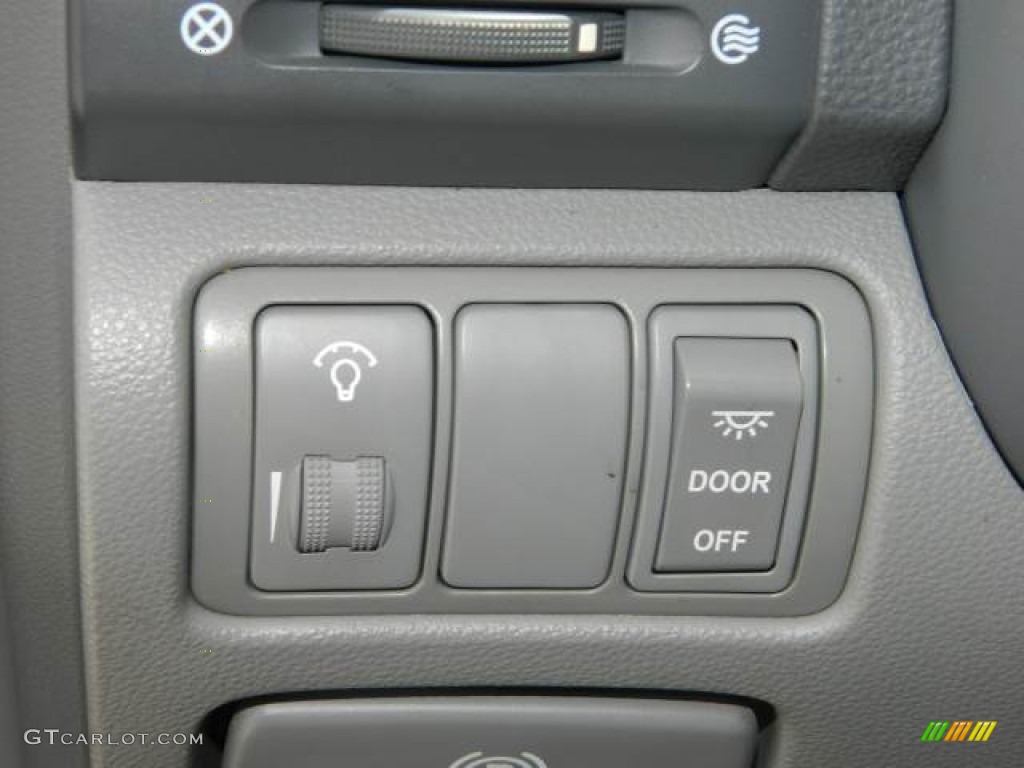 2006 Sedona LX - Silver / Gray photo #25
