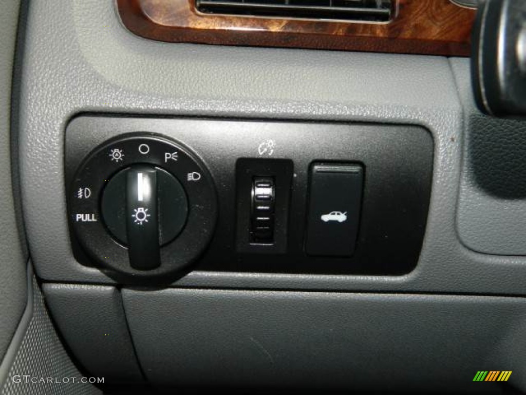 2005 Ford Five Hundred SEL Controls Photos