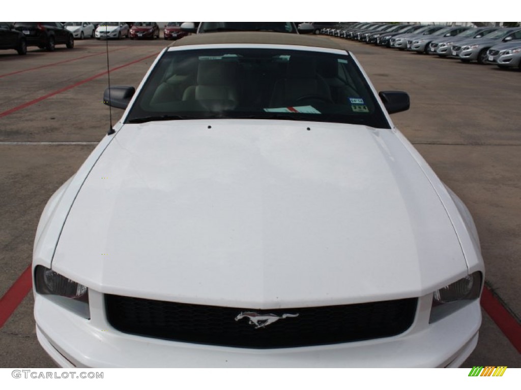 2005 Mustang V6 Premium Convertible - Performance White / Medium Parchment photo #18