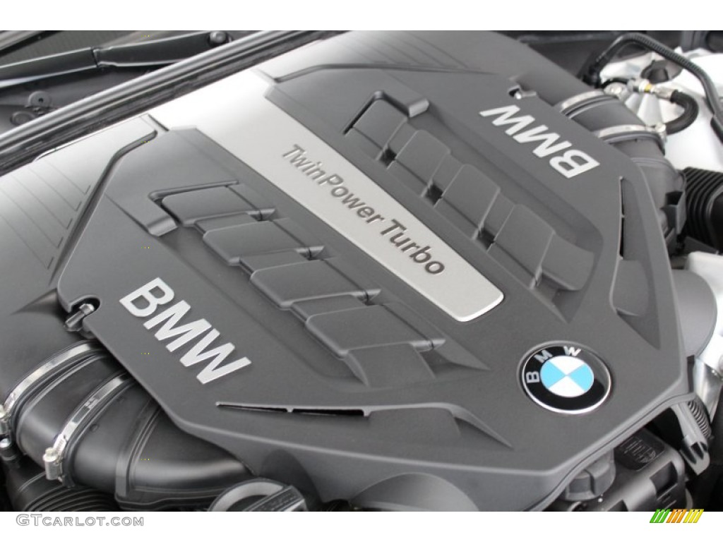 2013 BMW 5 Series 550i Sedan Engine Photos