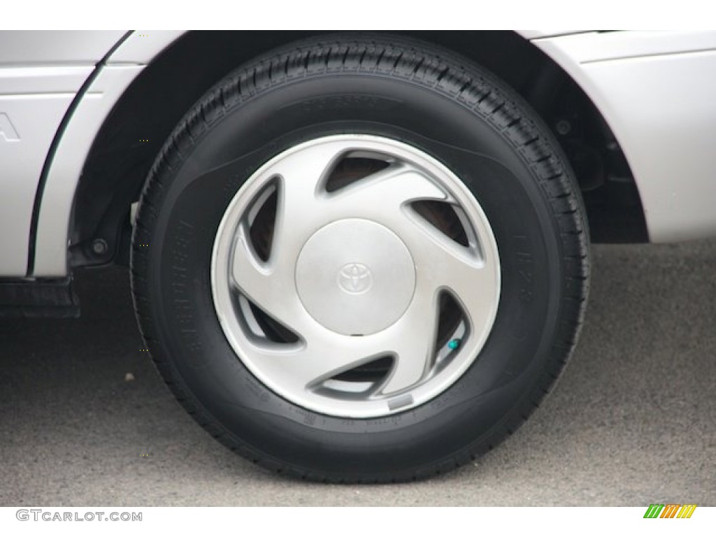 2002 Toyota Sienna LE Wheel Photos