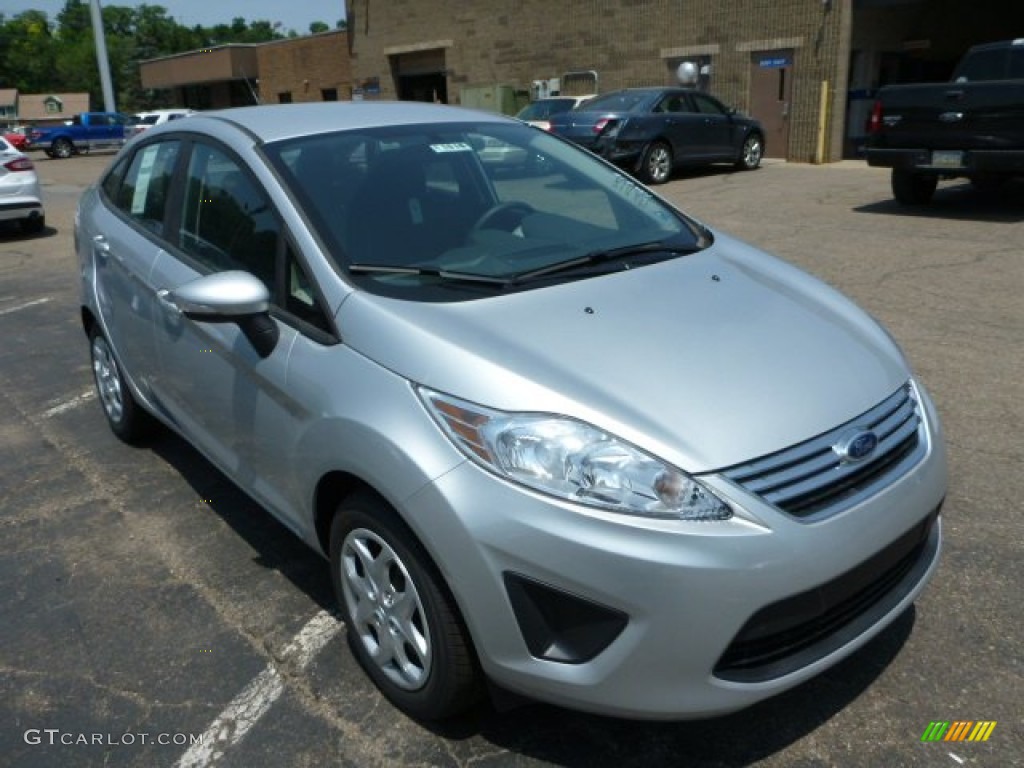 2013 Fiesta SE Sedan - Ingot Silver / Charcoal Black/Blue Accent photo #1