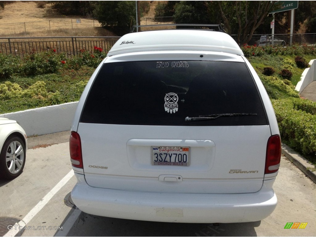 1996 Grand Caravan LE - White / Beige photo #2