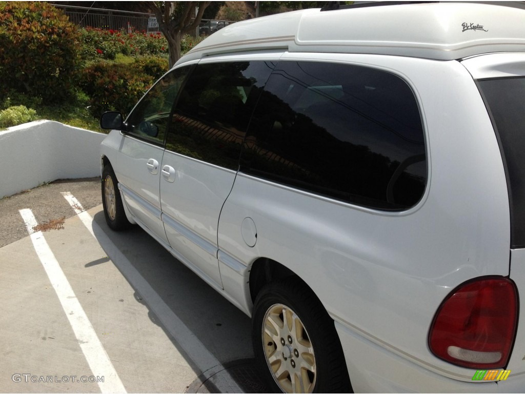 1996 Grand Caravan LE - White / Beige photo #3