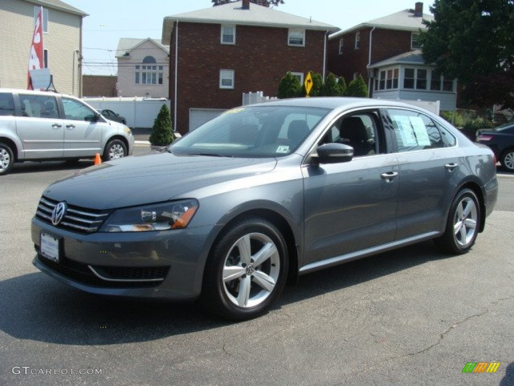 Platinum Gray Metallic 2013 Volkswagen Passat 2.5L SE Exterior Photo #82705378