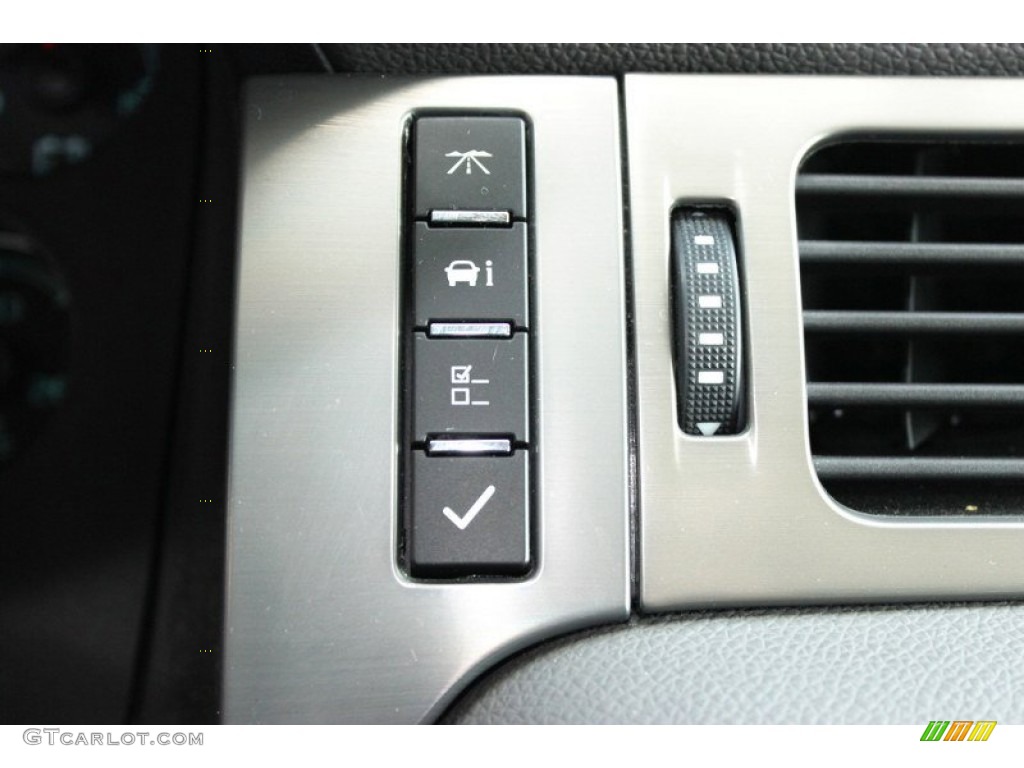 2009 Chevrolet Tahoe LS 4x4 Controls Photo #82710204