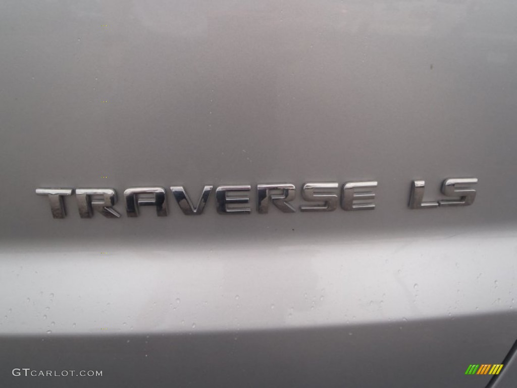 2010 Traverse LS AWD - Silver Ice Metallic / Dark Gray/Light Gray photo #5