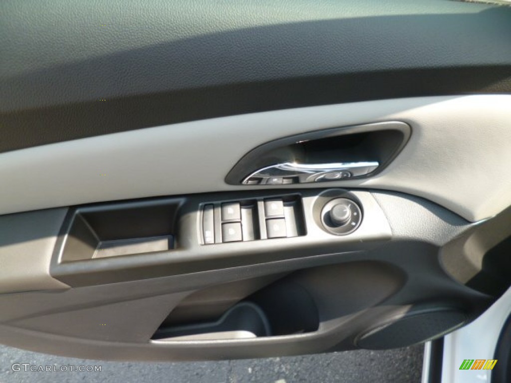 2014 Cruze LS - Summit White / Jet Black/Medium Titanium photo #17