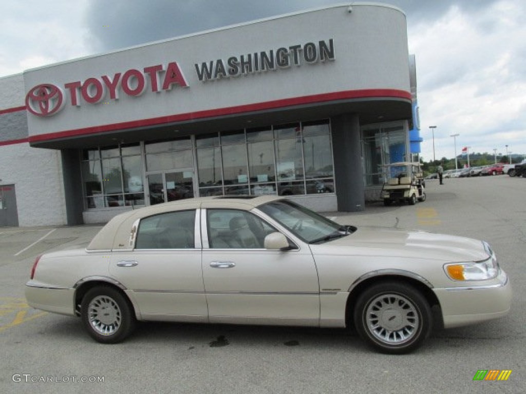 2002 Town Car Cartier - Ivory Parchment Pearl / Light Parchment photo #2
