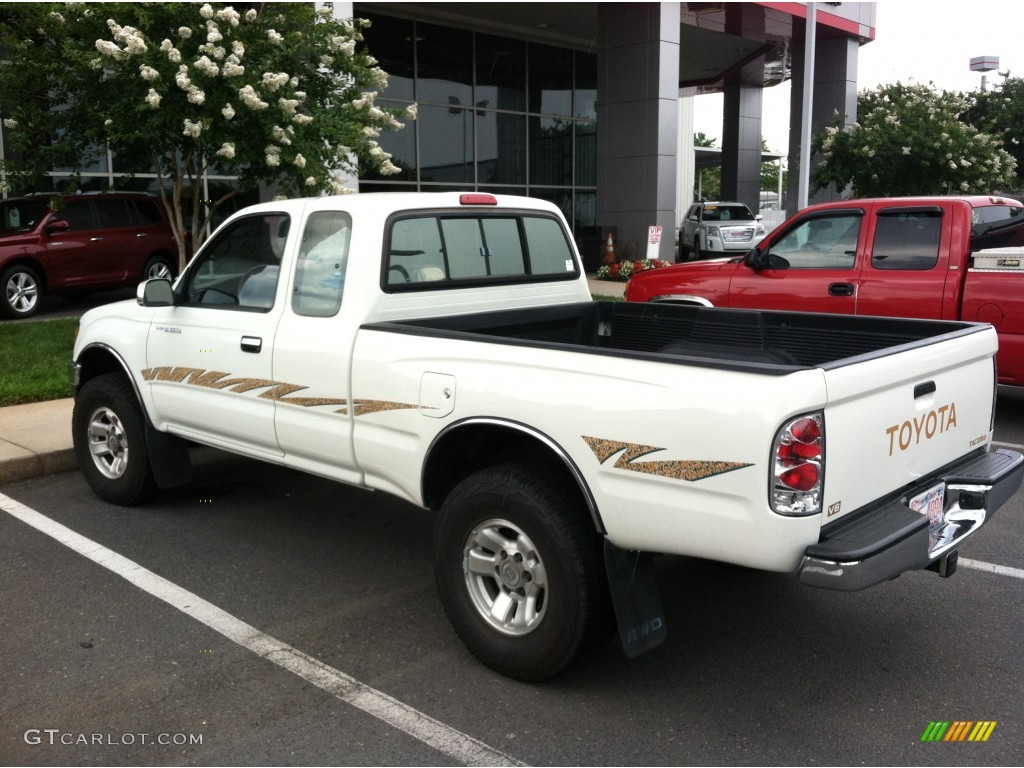 1995 Tacoma V6 Extended Cab 4x4 - White / Oak photo #4