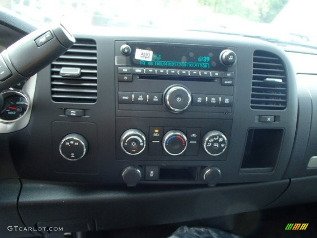 2014 Chevrolet Silverado 2500HD LT Regular Cab 4x4 Controls Photo #82757722
