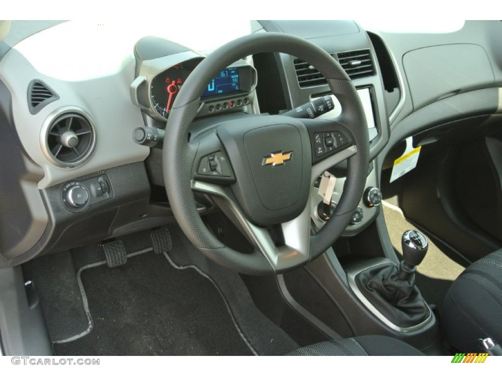 2013 Chevrolet Sonic LT Hatch Dashboard Photos