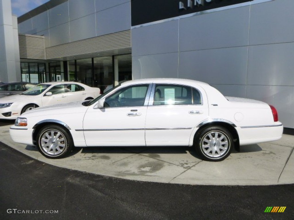 2009 Town Car Signature Limited - Vibrant White / Medium Light Stone photo #2