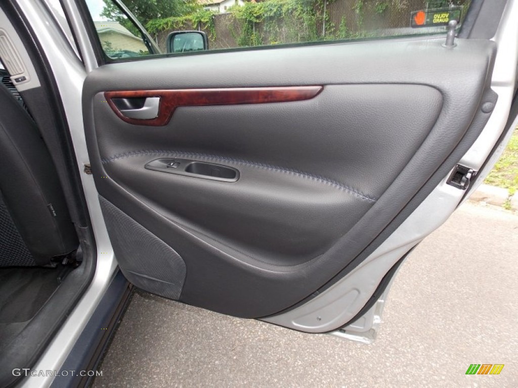 2005 Volvo XC70 AWD Door Panel Photos