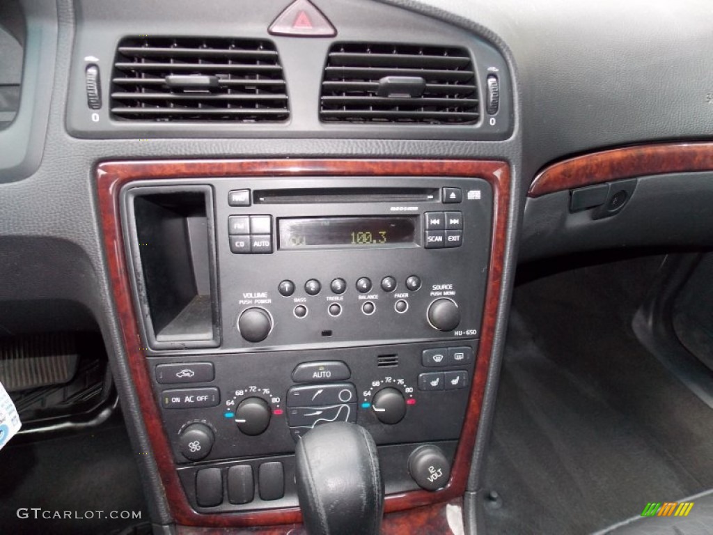 2005 Volvo XC70 AWD Controls Photos