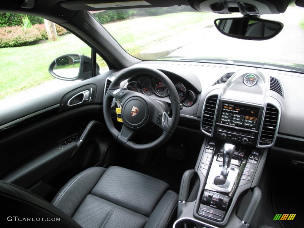 2013 Porsche Cayenne Standard Cayenne Model Black Dashboard Photo #82792573