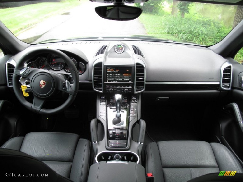 2013 Porsche Cayenne Standard Cayenne Model Black Dashboard Photo #82792594