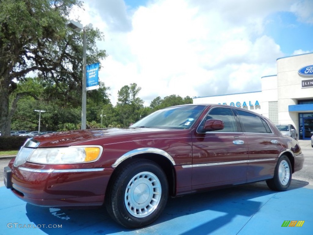 2000 Town Car Executive - Autumn Red Metallic / Light Graphite photo #1