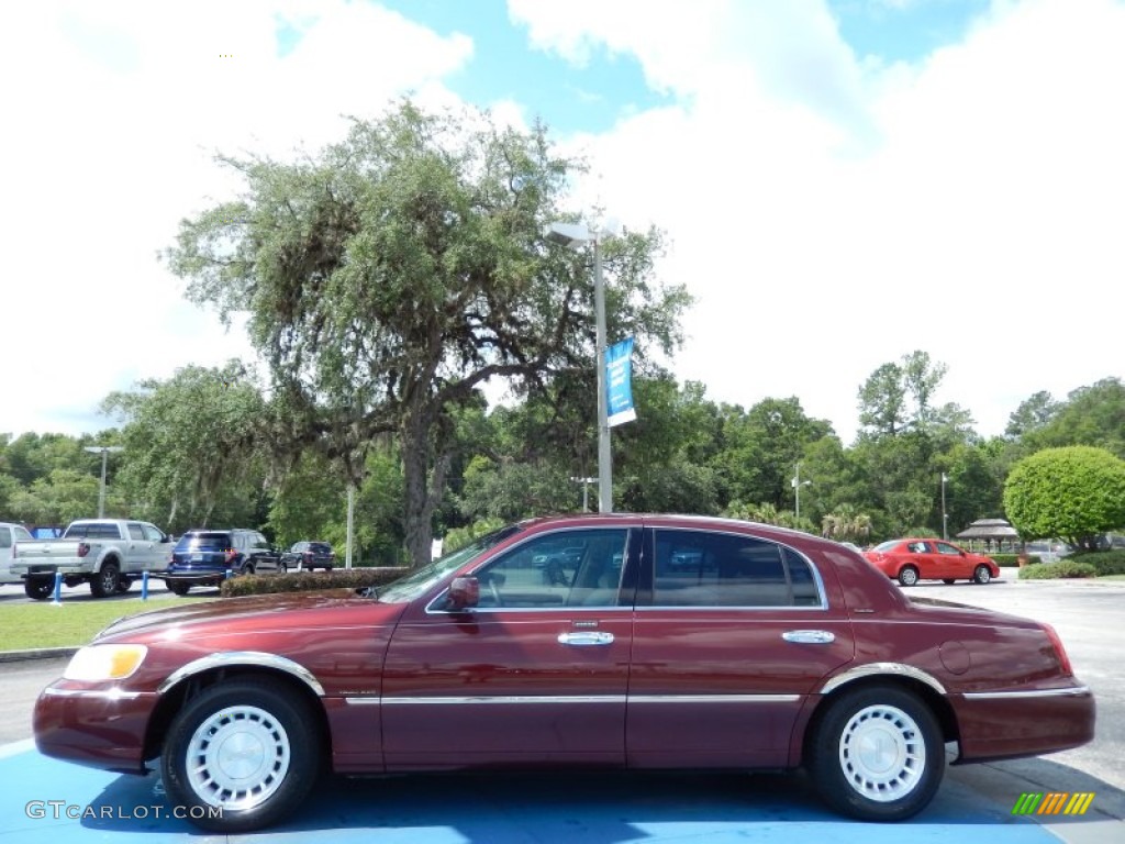 2000 Town Car Executive - Autumn Red Metallic / Light Graphite photo #2