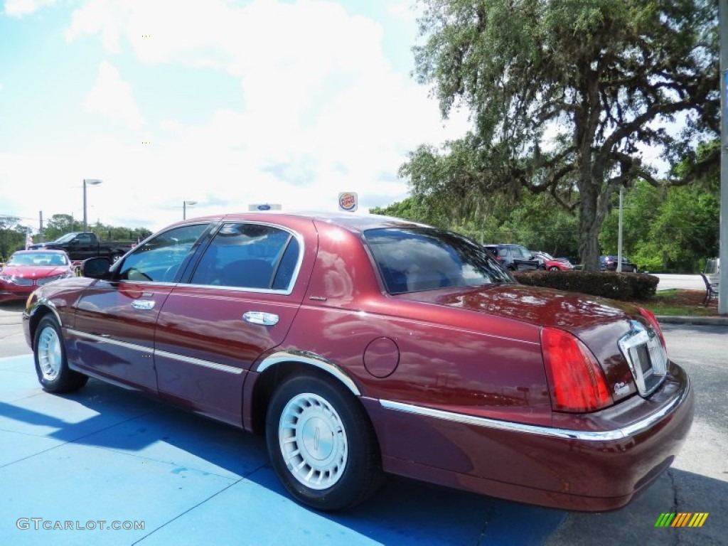 2000 Town Car Executive - Autumn Red Metallic / Light Graphite photo #3