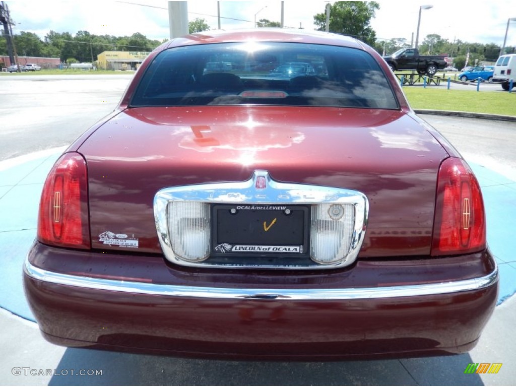2000 Town Car Executive - Autumn Red Metallic / Light Graphite photo #4
