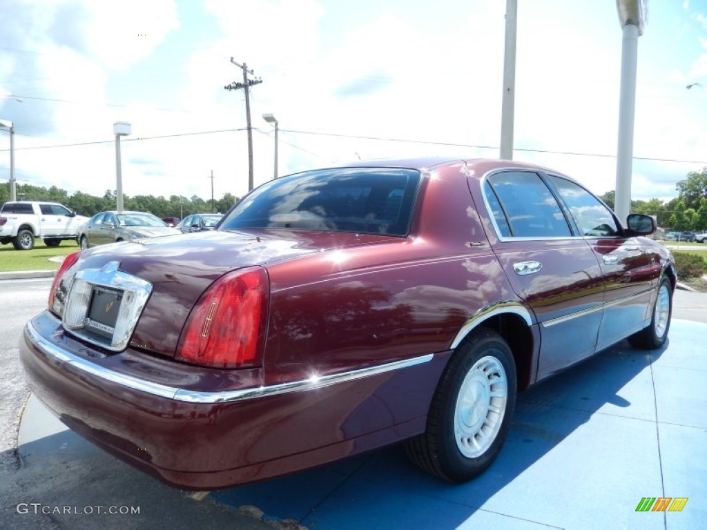 2000 Town Car Executive - Autumn Red Metallic / Light Graphite photo #5
