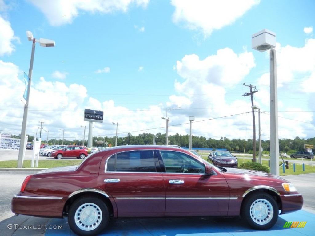 2000 Town Car Executive - Autumn Red Metallic / Light Graphite photo #6