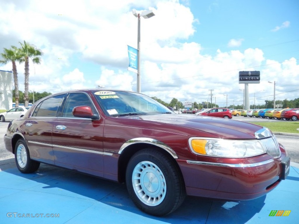 2000 Town Car Executive - Autumn Red Metallic / Light Graphite photo #7