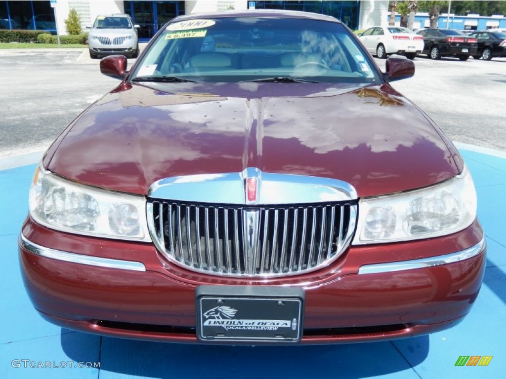 2000 Town Car Executive - Autumn Red Metallic / Light Graphite photo #8