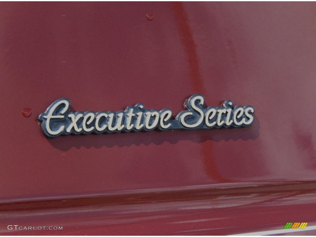 2000 Town Car Executive - Autumn Red Metallic / Light Graphite photo #10