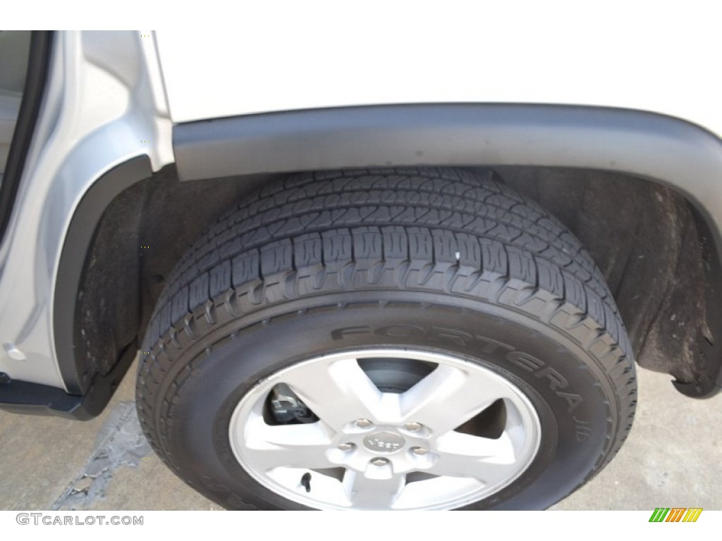 2013 Grand Cherokee Laredo - Bright Silver Metallic / Dark Graystone/Medium Graystone photo #17