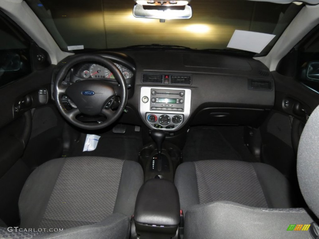 2005 Ford Focus ZX3 SES Coupe Dashboard Photos