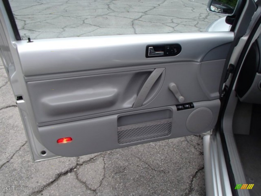 2000 Volkswagen New Beetle GL Coupe Grey Door Panel Photo #82822846