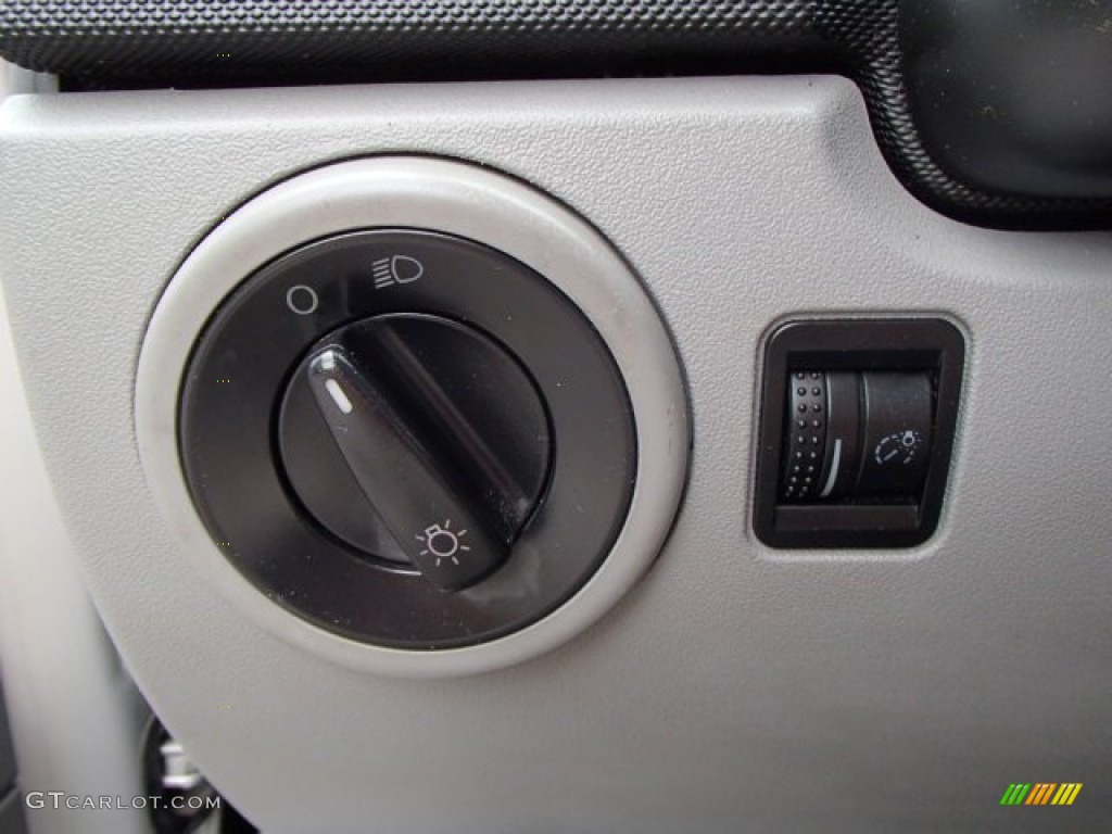 2000 Volkswagen New Beetle GL Coupe Controls Photos